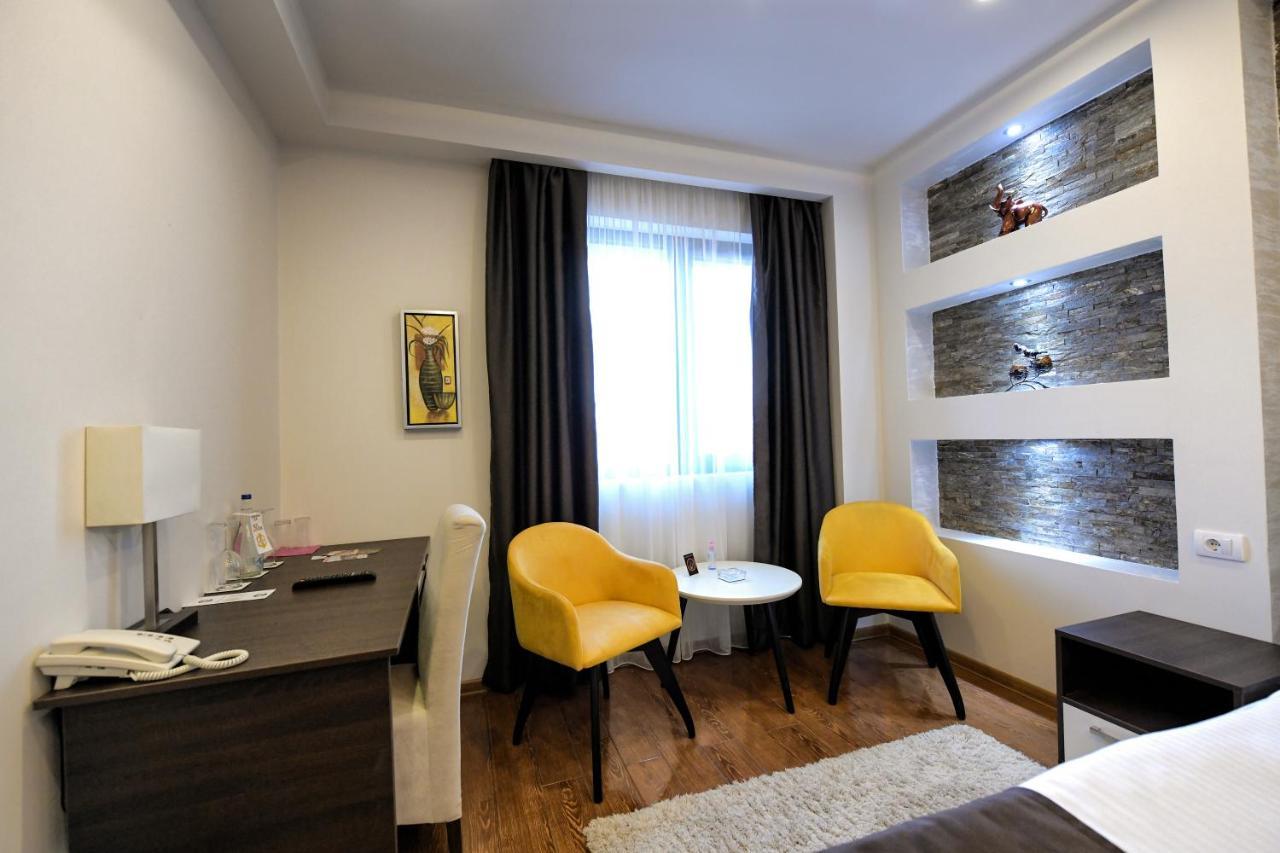 Garnet Hotel & Event Centar Ruma Zewnętrze zdjęcie