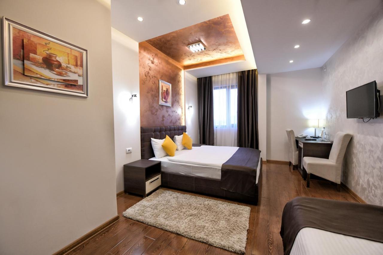 Garnet Hotel & Event Centar Ruma Zewnętrze zdjęcie