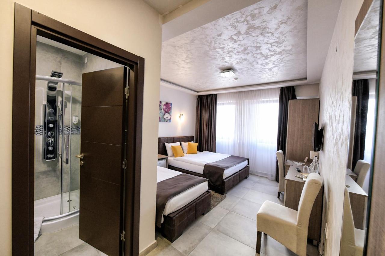 Garnet Hotel & Event Centar Ruma Zewnętrze zdjęcie