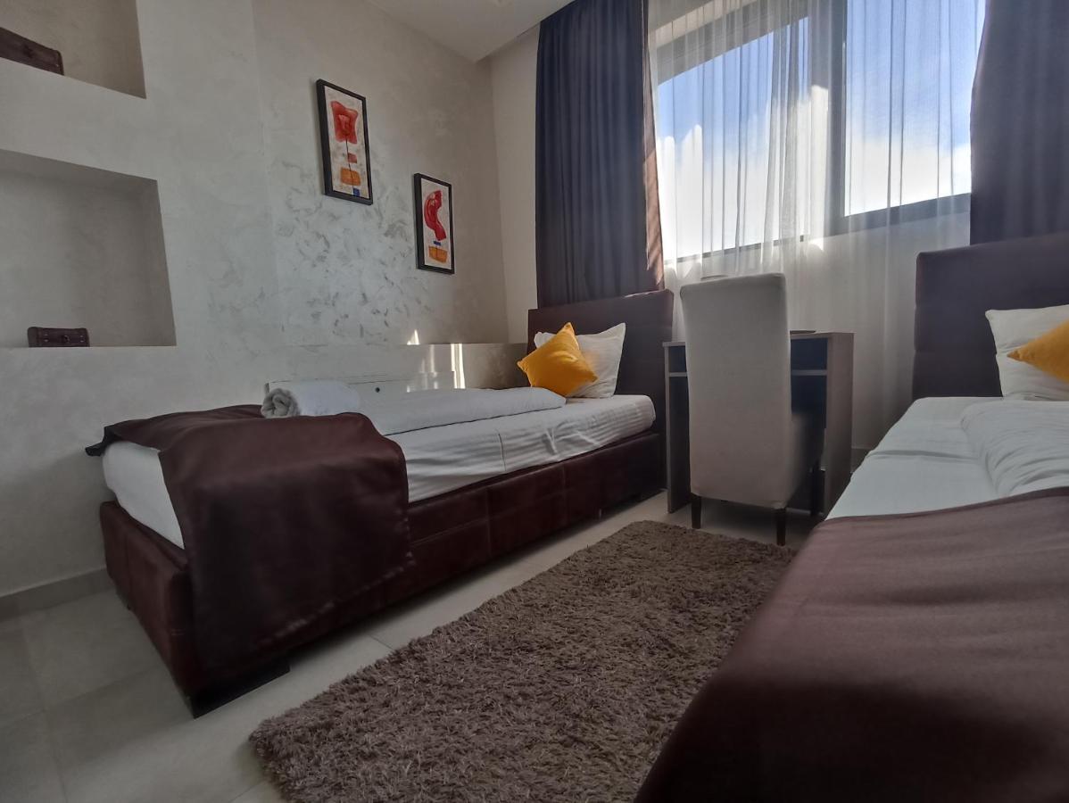 Garnet Hotel & Event Centar Ruma Zewnętrze zdjęcie