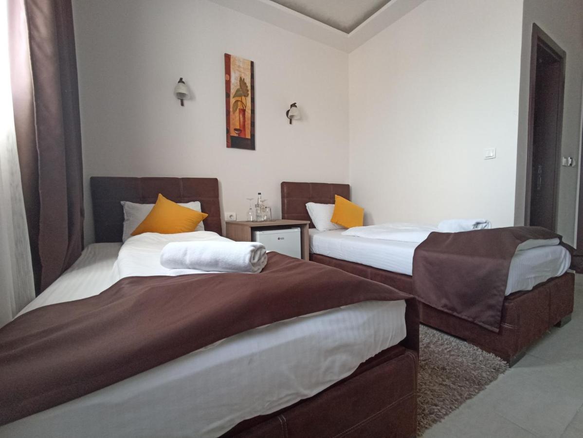 Garnet Hotel & Event Centar Ruma Zewnętrze zdjęcie