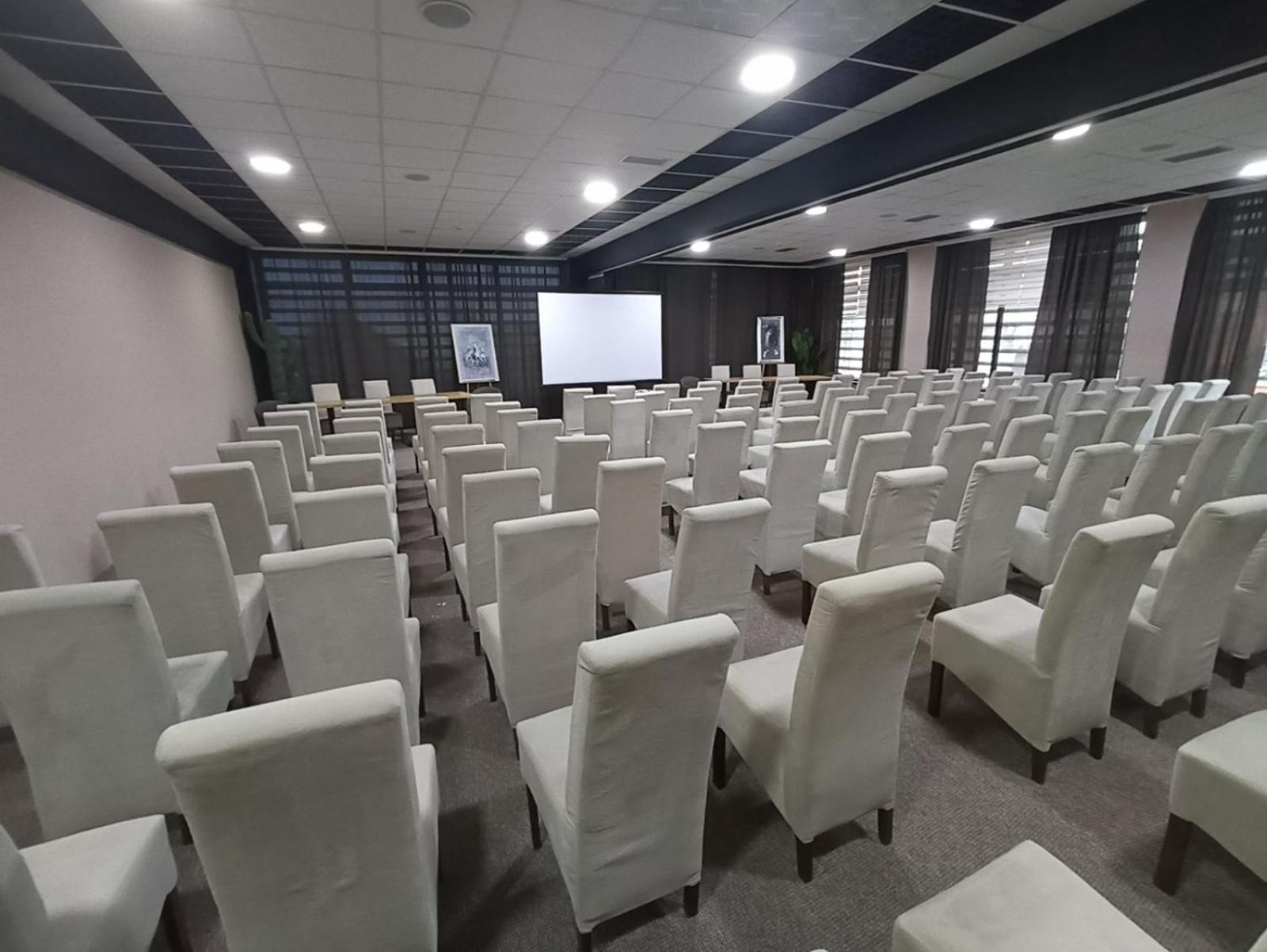 Garnet Hotel & Event Centar Ruma Zewnętrze zdjęcie