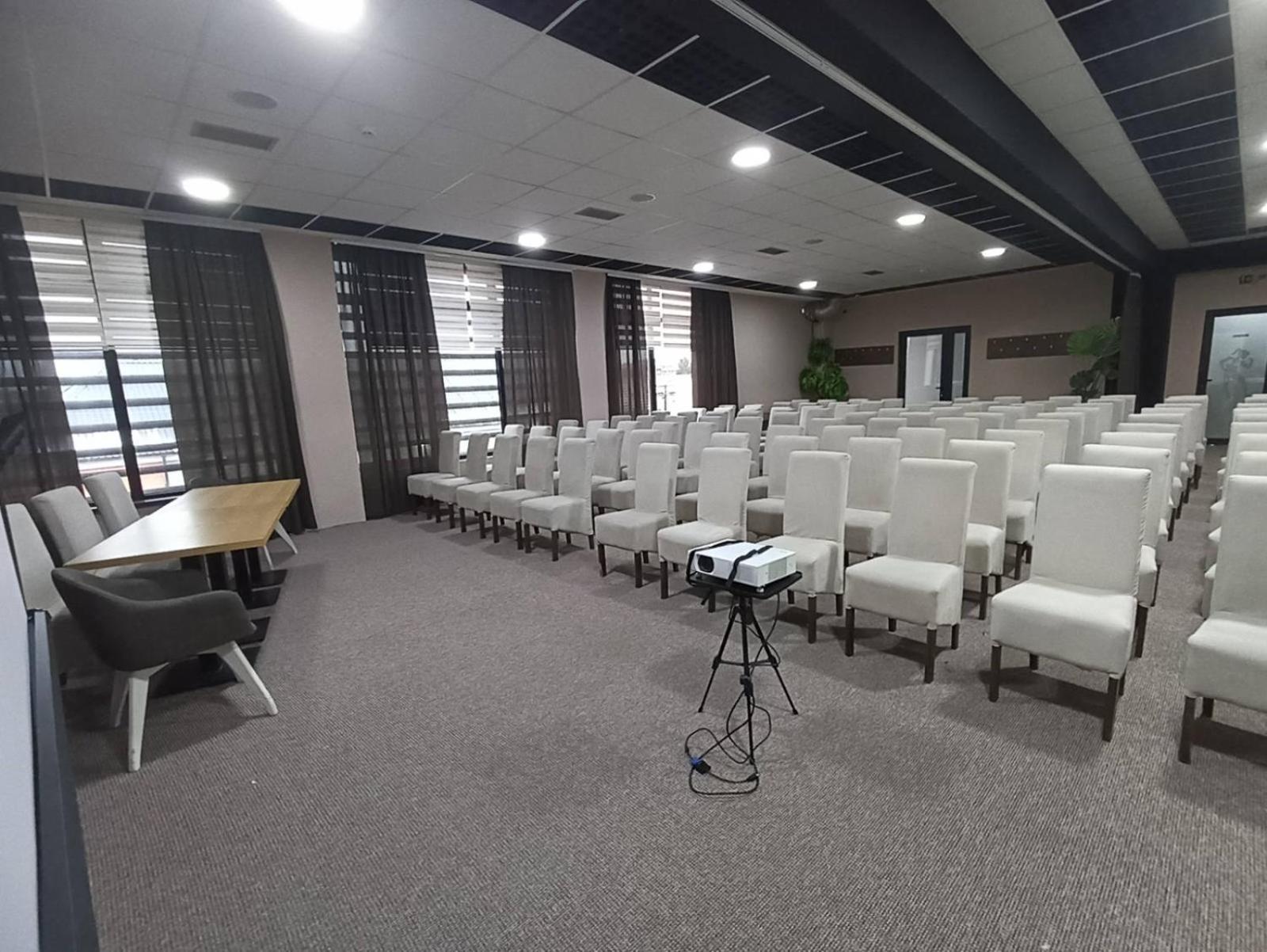 Garnet Hotel & Event Centar Ruma Zewnętrze zdjęcie