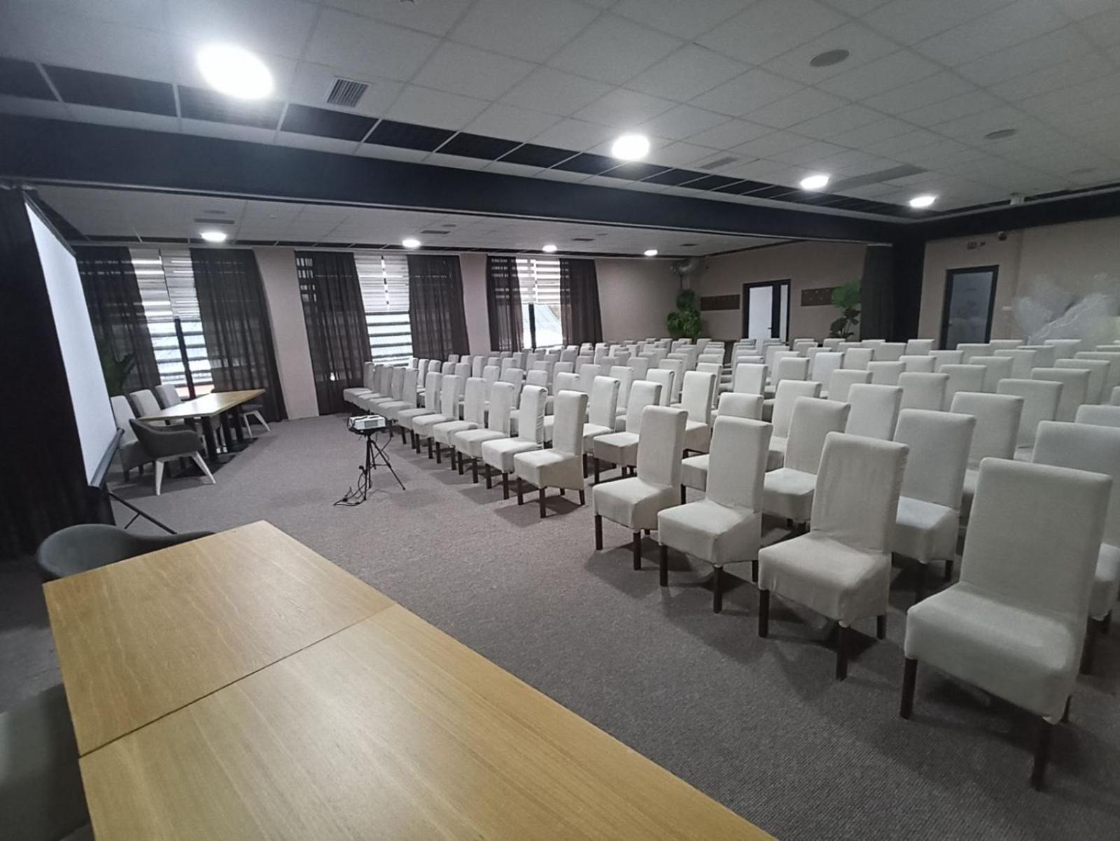 Garnet Hotel & Event Centar Ruma Zewnętrze zdjęcie
