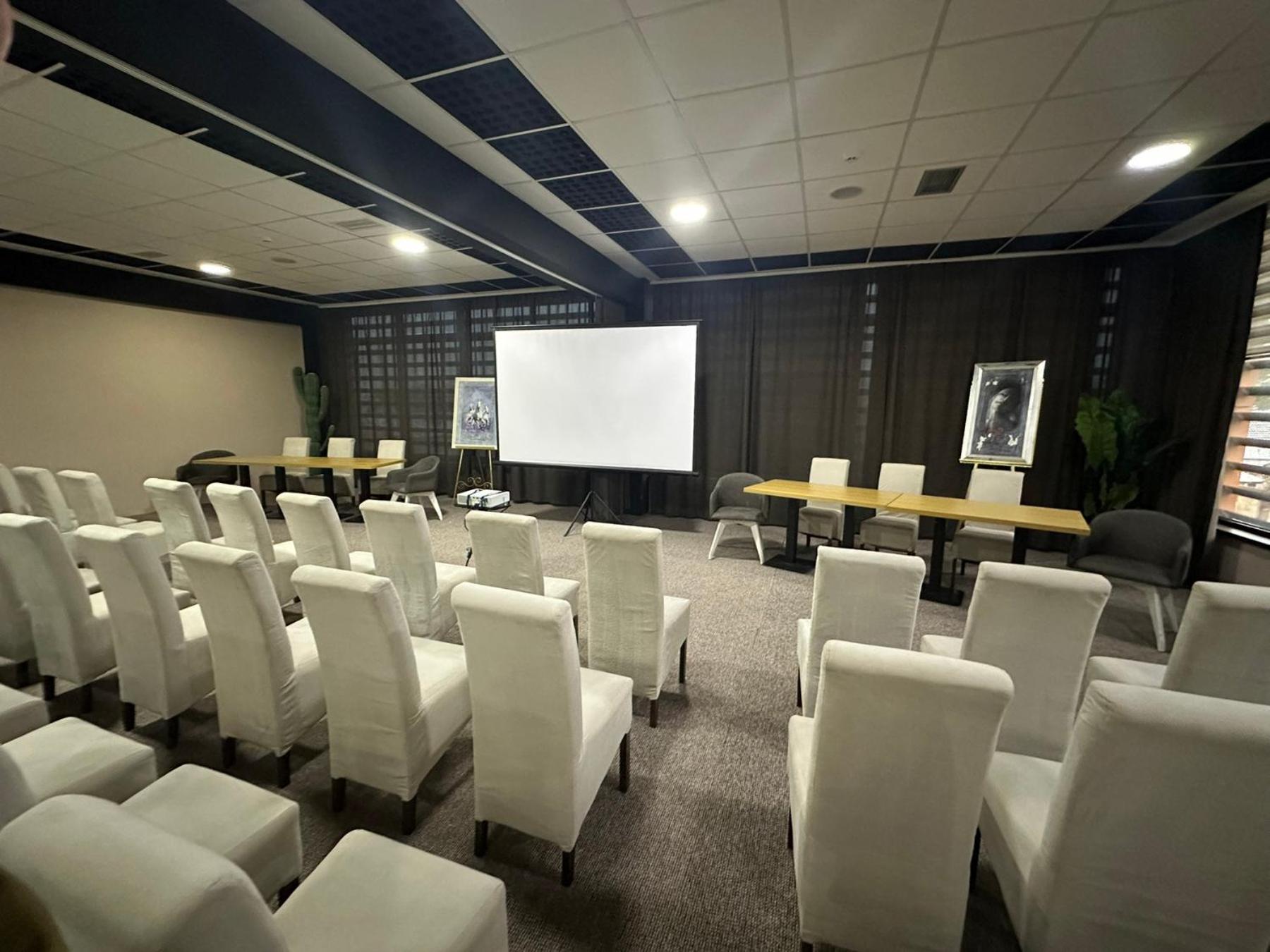 Garnet Hotel & Event Centar Ruma Zewnętrze zdjęcie
