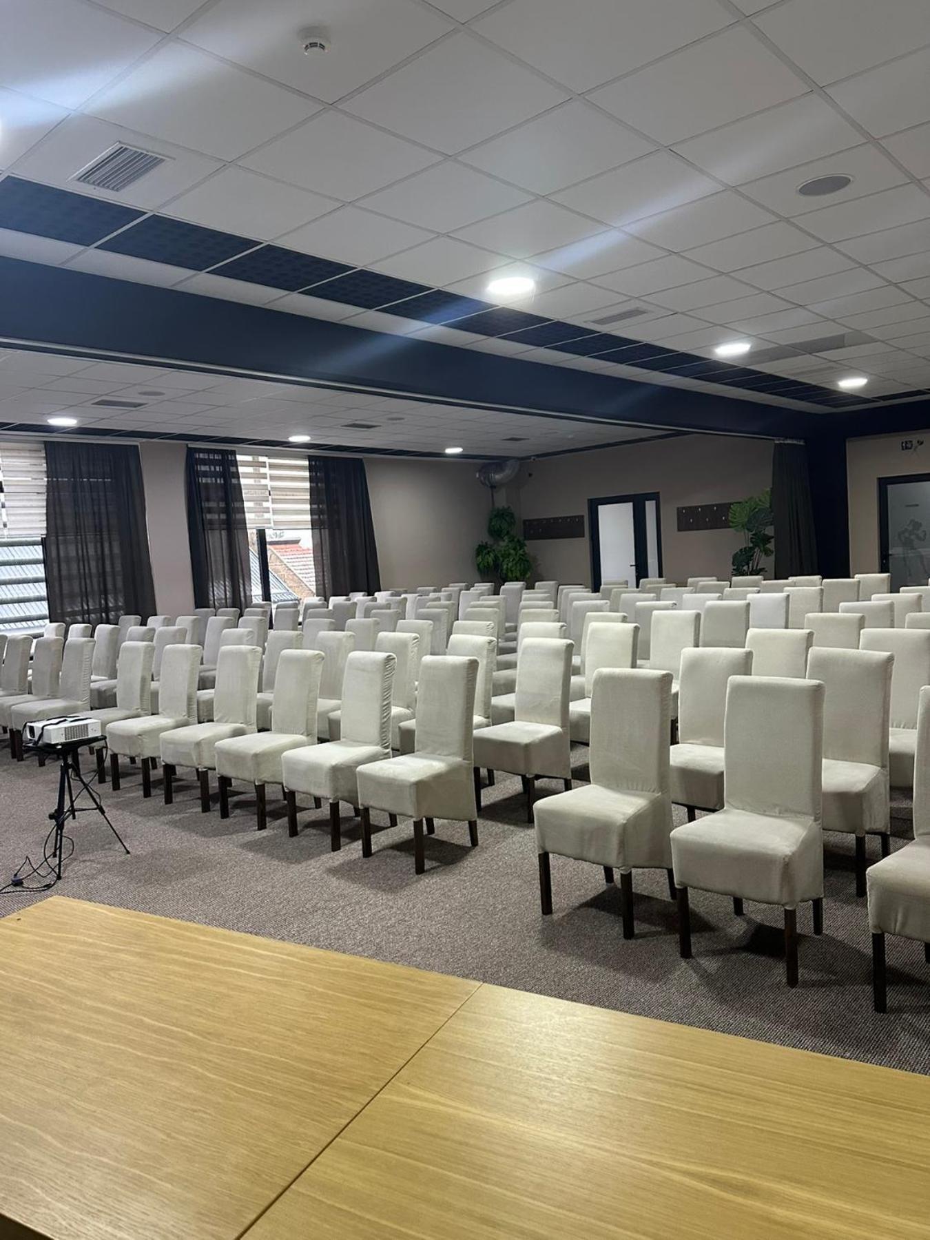 Garnet Hotel & Event Centar Ruma Zewnętrze zdjęcie