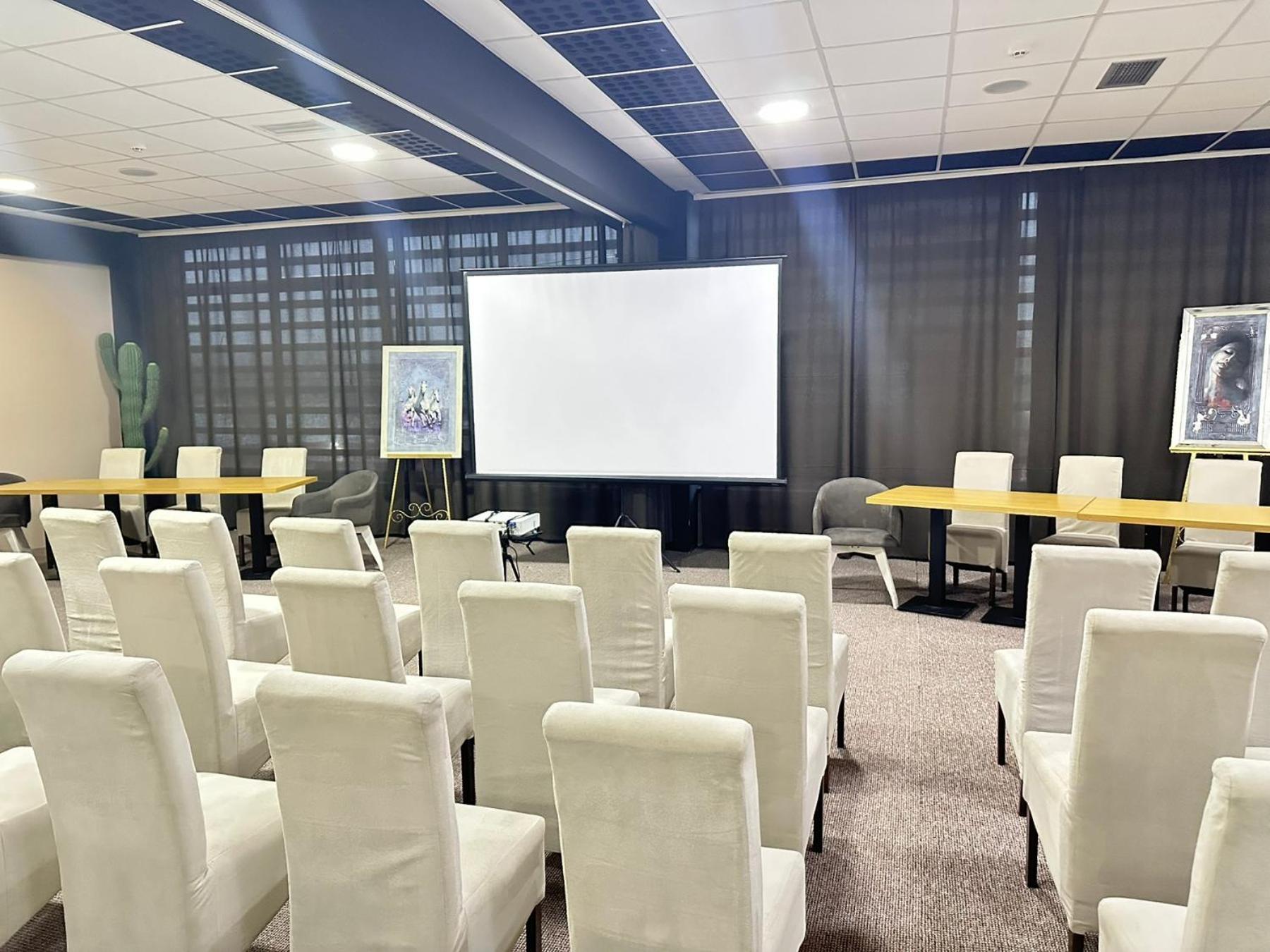 Garnet Hotel & Event Centar Ruma Zewnętrze zdjęcie