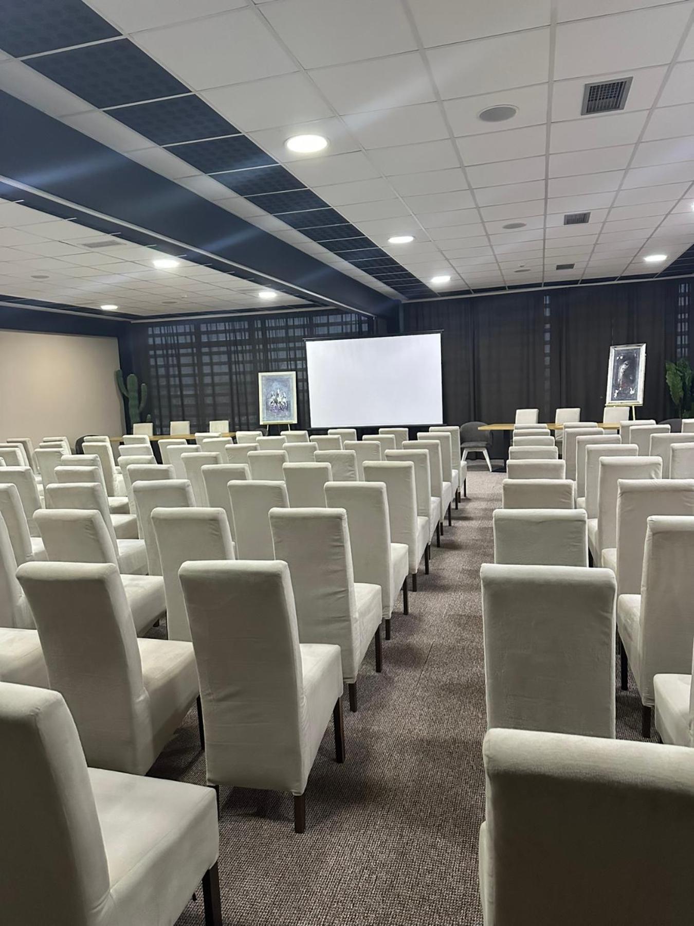 Garnet Hotel & Event Centar Ruma Zewnętrze zdjęcie