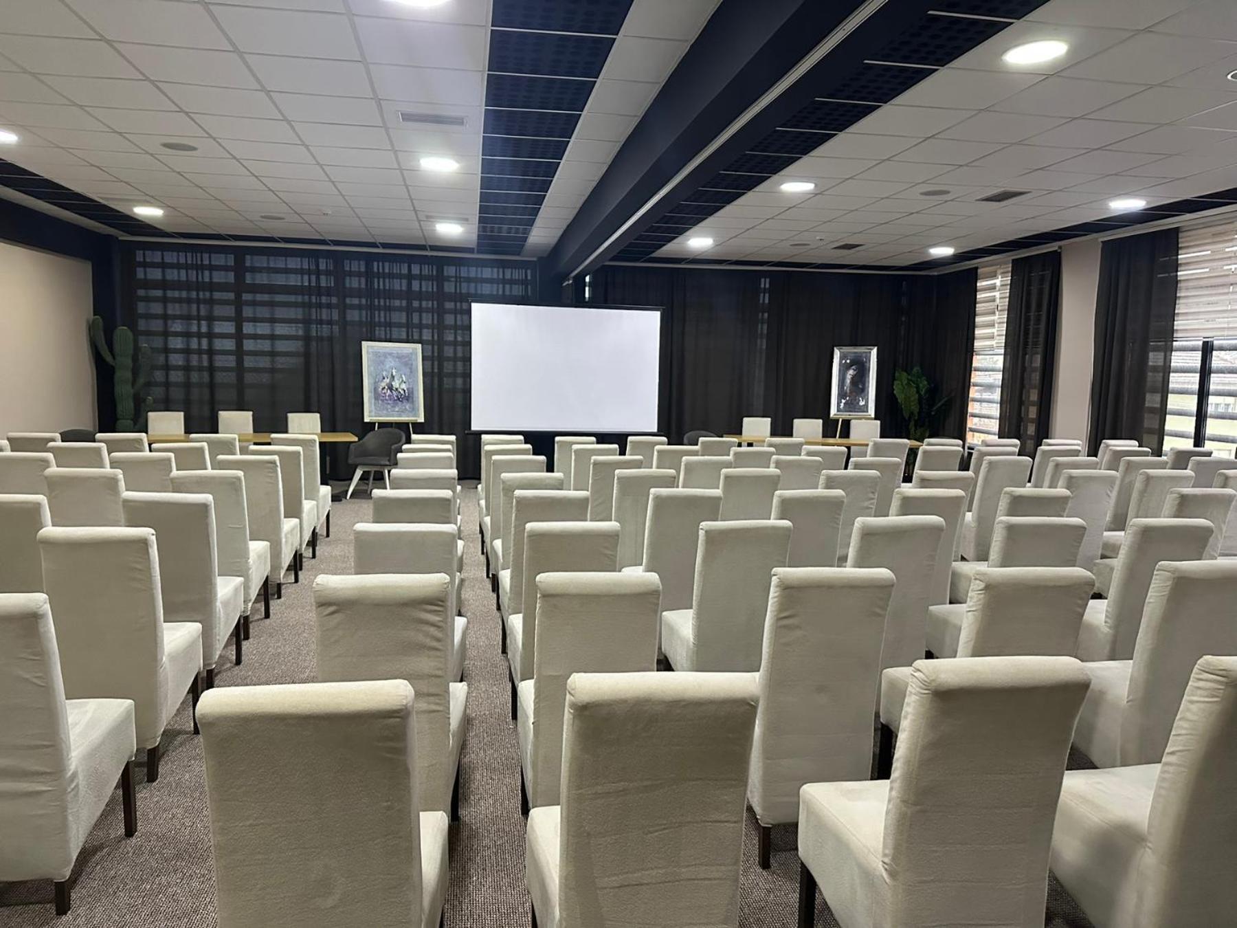 Garnet Hotel & Event Centar Ruma Zewnętrze zdjęcie