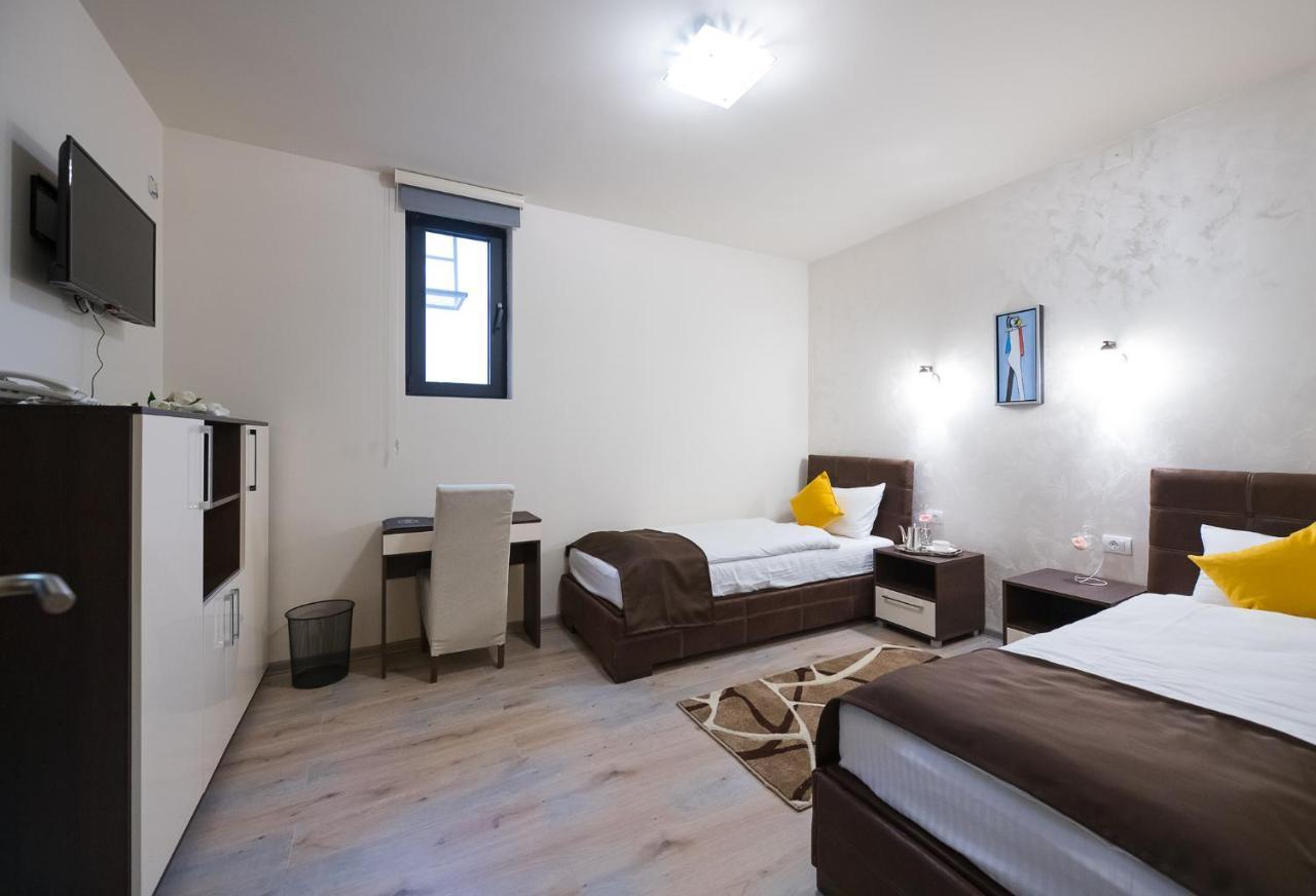 Garnet Hotel & Event Centar Ruma Zewnętrze zdjęcie