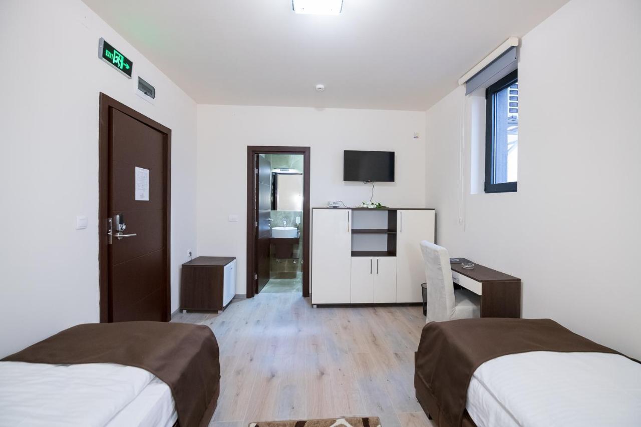 Garnet Hotel & Event Centar Ruma Zewnętrze zdjęcie