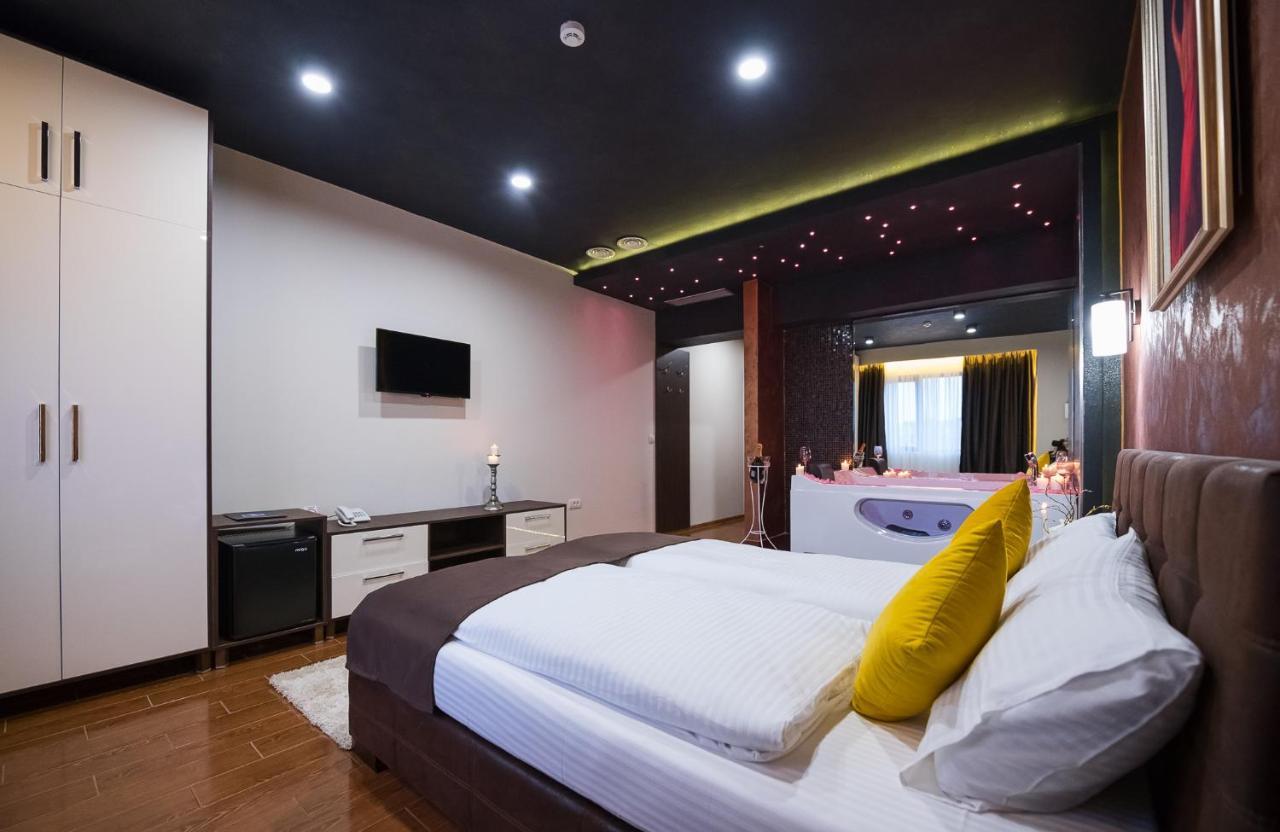 Garnet Hotel & Event Centar Ruma Zewnętrze zdjęcie